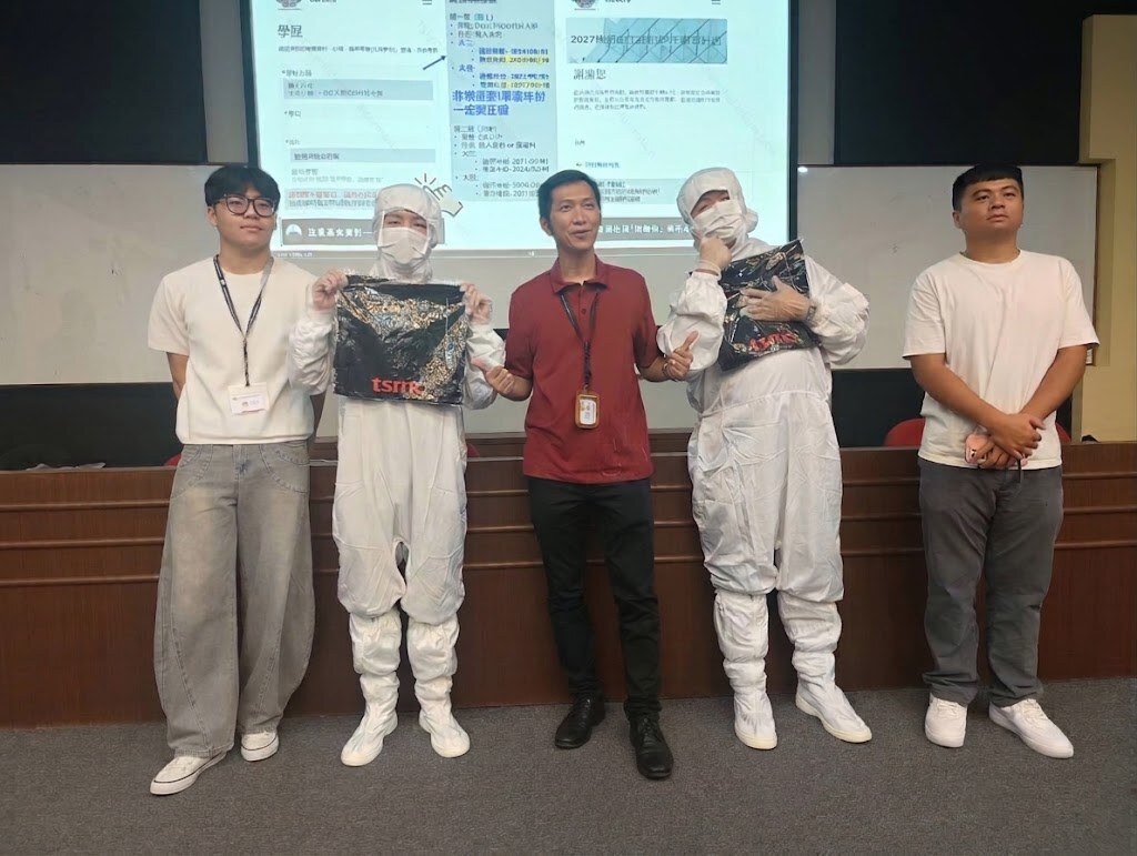 台積電校外實習說明會講者與穿著無塵衣的同學合影